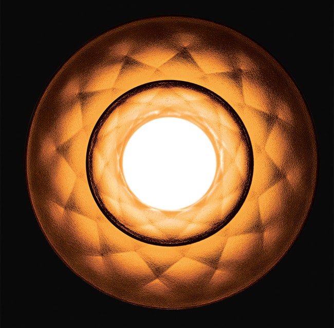 Светодиодная лампочка от Plumen под номером 003 с граненым металлическим диффузором | Admagazine