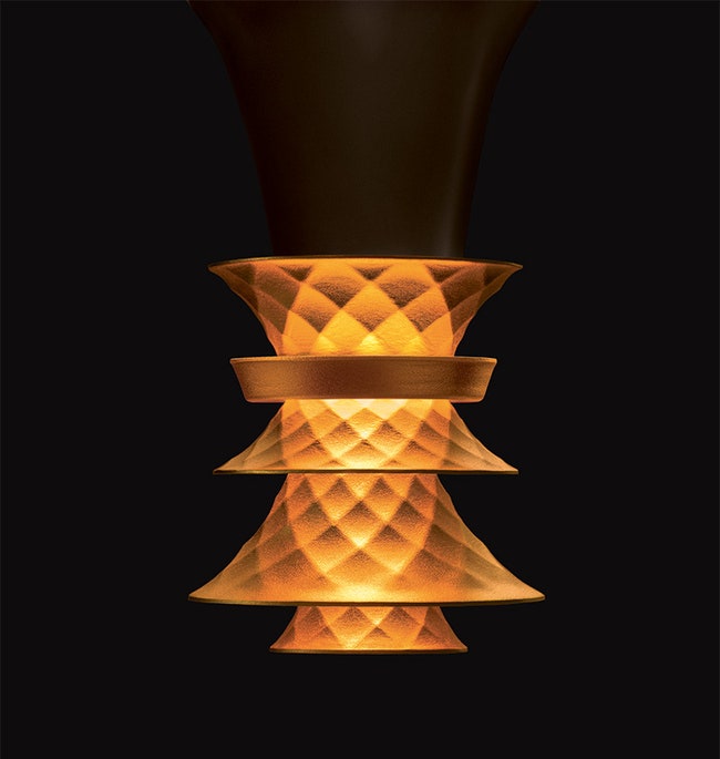 Светодиодная лампочка от Plumen под номером 003 с граненым металлическим диффузором | Admagazine
