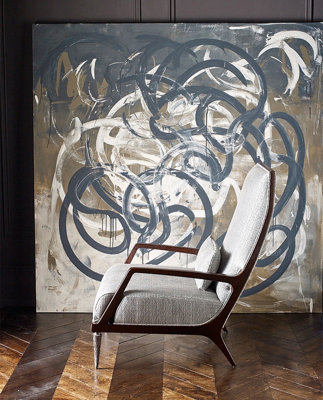 Кресло в варианте темное деревосерый текстиль.