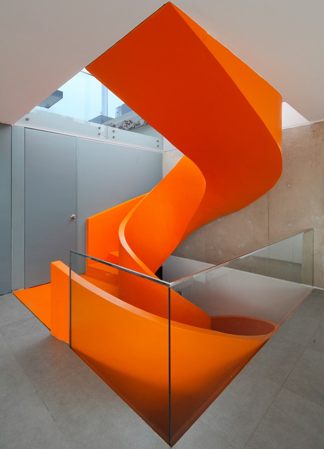 Белый дом Blanca в Перу с оранжевой спиральной лестницей по проекту Мартина Дуланто | Admagazine