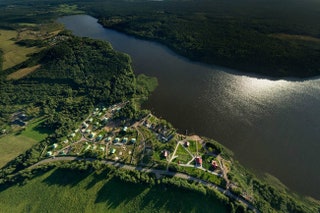 Коттеджный поселок quotЗападное Солнцеquot на берегу озера Красавица в Ленобласти.