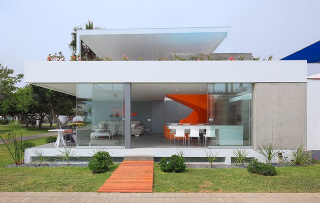 Белый дом Blanca в Перу с оранжевой спиральной лестницей по проекту Мартина Дуланто | Admagazine