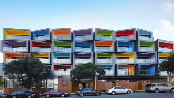 Жилой дом «Спектр» в пригороде Мельбурна из разноцветных зигзагообразных слоев | Admagazine