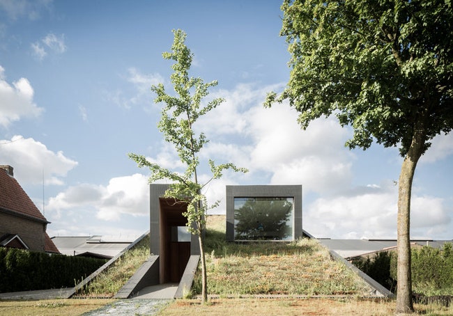 Полуподземный дом в Бельгии экологичное здание от студии OYO architects | Admagazine
