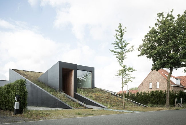 Полуподземный дом в Бельгии экологичное здание от студии OYO architects | Admagazine