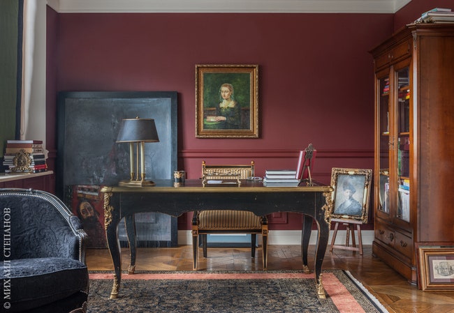 Ампирный кабинет на самом деле играет роль второй гостиной. Письменный стол и диван Moissonnier. Книжный шкаф Le Ker.