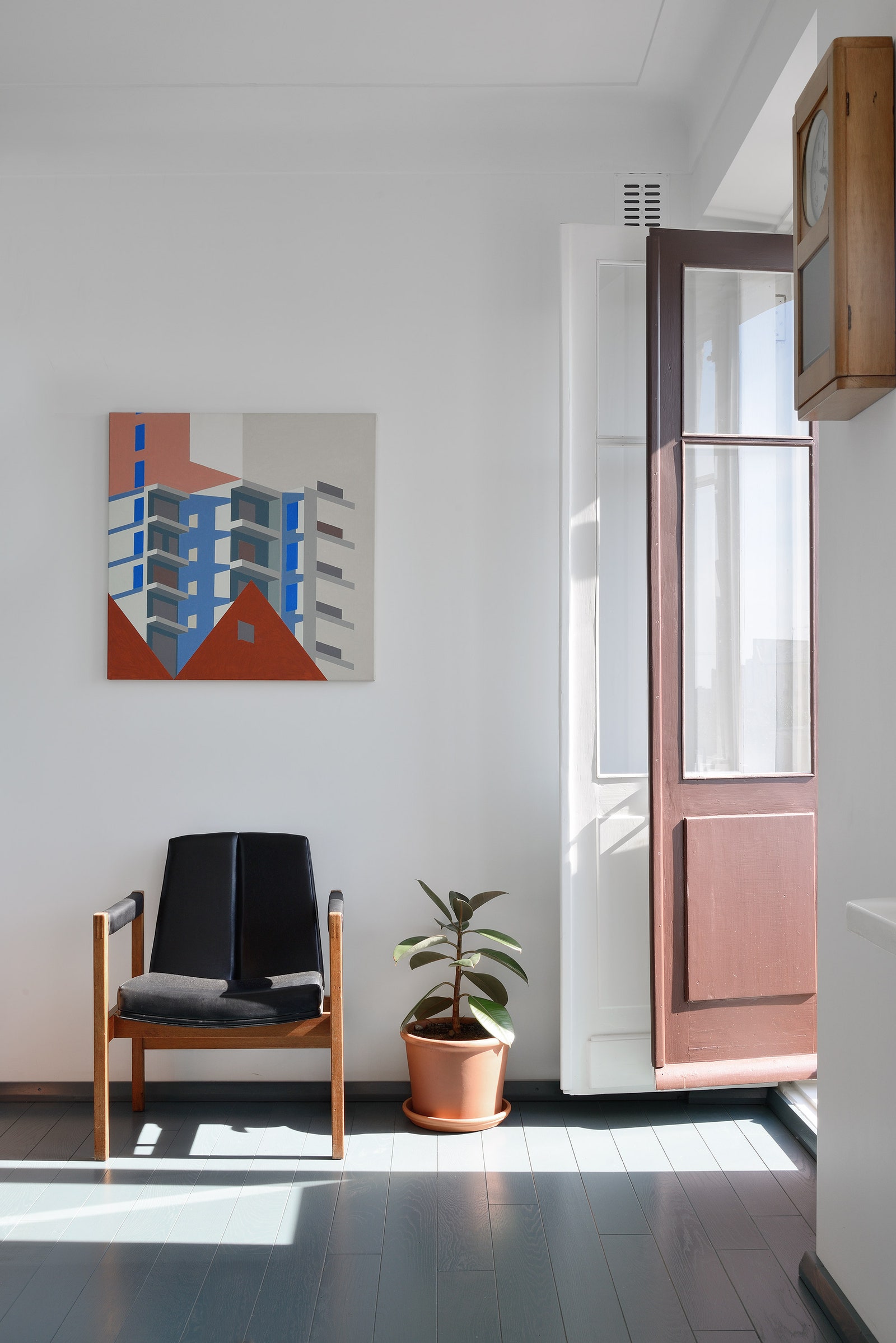Фрагмент гостиной с английским креслом 1950х годов. На стене картина работы самарского художника Александра Зайцева....