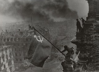 Евгений Халдей. Знамя Победы над Рейхстагом Берлин 2 мая 1945.