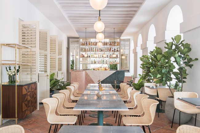 Ресторан Whitegrass в Сингапуре австралийский интерьер в готической часовне Чимесхолла | Admagazine