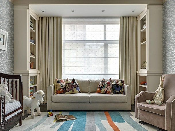 В детской поставлен диван Meridiani. Яркие подушки для нее  Disney для Rug Company. Шкафы для книг и игрушек ...