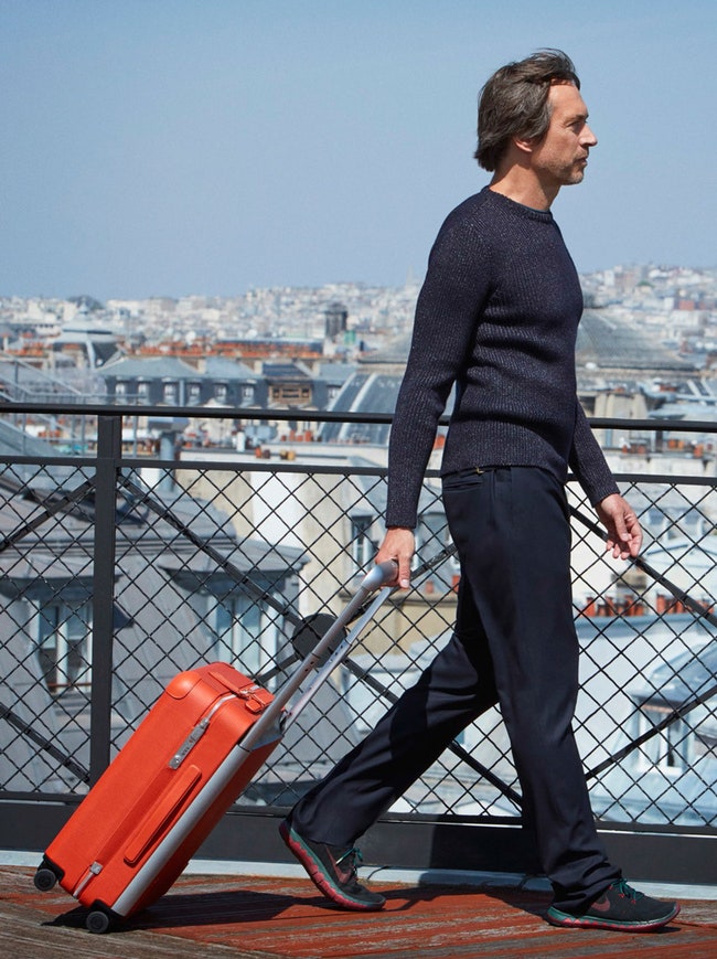 Марк Ньюсон с чемоданом собственного дизайна