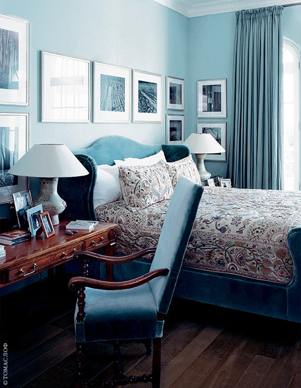Спальня хозяев. Кровать Ralph Lauren Home обитая тканью Manuel Canovas. Лампы переделаны из антикварных китайских ваз.