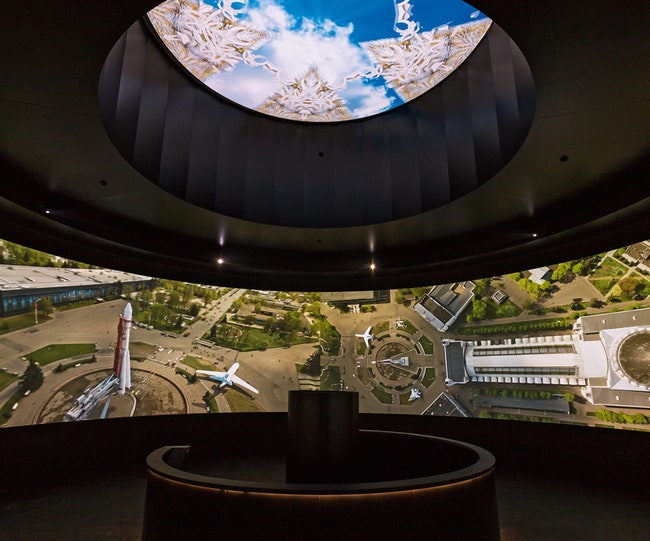 В двусветном зале демонстрировалась проекция панорамных видов выставочного комплекса.