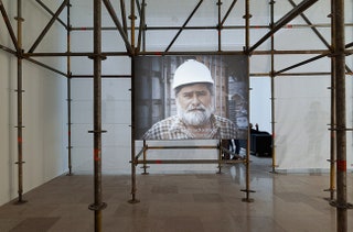 В польском павильоне в экспозиции под названием Fair Building выставлены крупные портреты строителей возводящих самые...