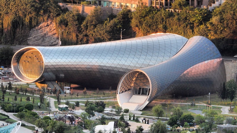 Музыкальный театр в Тбилиси по проекту бюро Фуксаса в виде двух металлических цилиндров | Admagazine