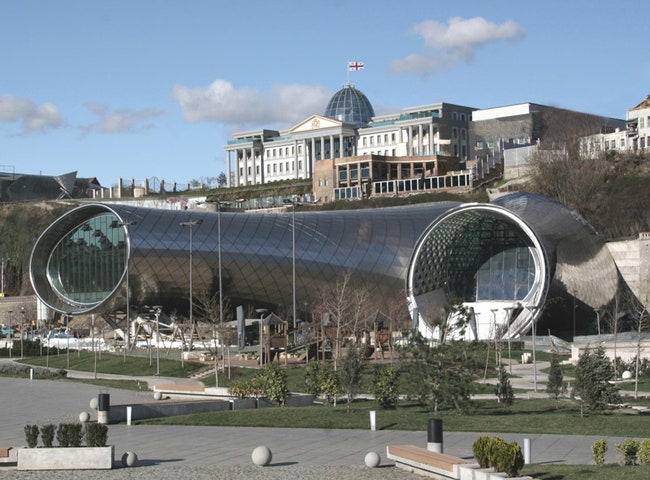 Музыкальный театр в Тбилиси по проекту бюро Фуксаса в виде двух металлических цилиндров | Admagazine