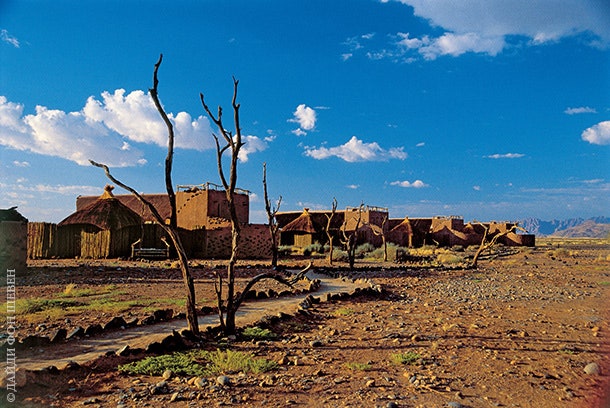 “Пустынный” отель “Маленькая Кулала” расположен в частном заповеднике неподалеку от национального парка Namib Naukluft.