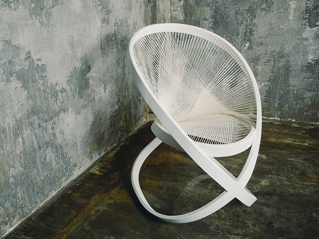 Скульптурное креслокачалка Torsion вдохновленное работами Наума Габо | Admagazine