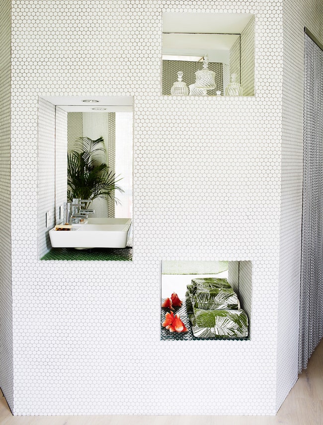 Квартирастудия в Мадриде стены которой полностью облицованы мозаикой | Admagazine