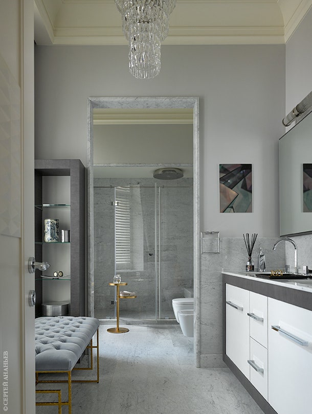 Главное достоинство хозяйской ванной комнаты — два окна. Пол нижняя часть стен и дверной проем отделаны мрамором....