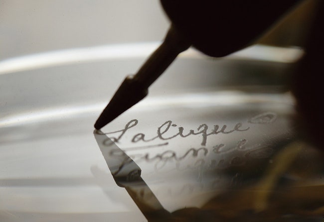 На каждое изделие вручную наносят надпись Lalique France.