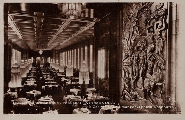 Ресторан лайнера “Нормандия” Лалик украсил своими люстрами и стеклянными колоннами.