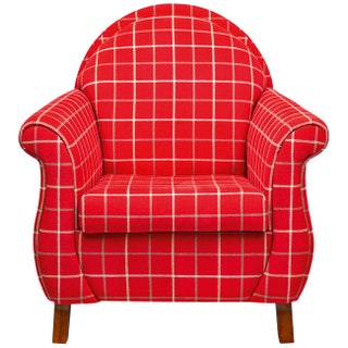 Красное клетчатое кресло Lily очень уютное. В нем можно почитать книгу или просто погреться вечерами у камина.