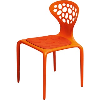 Яркий пластиковый стул Suo компании Moroso универсален. Подойдет для детской столовой дома или улицы.