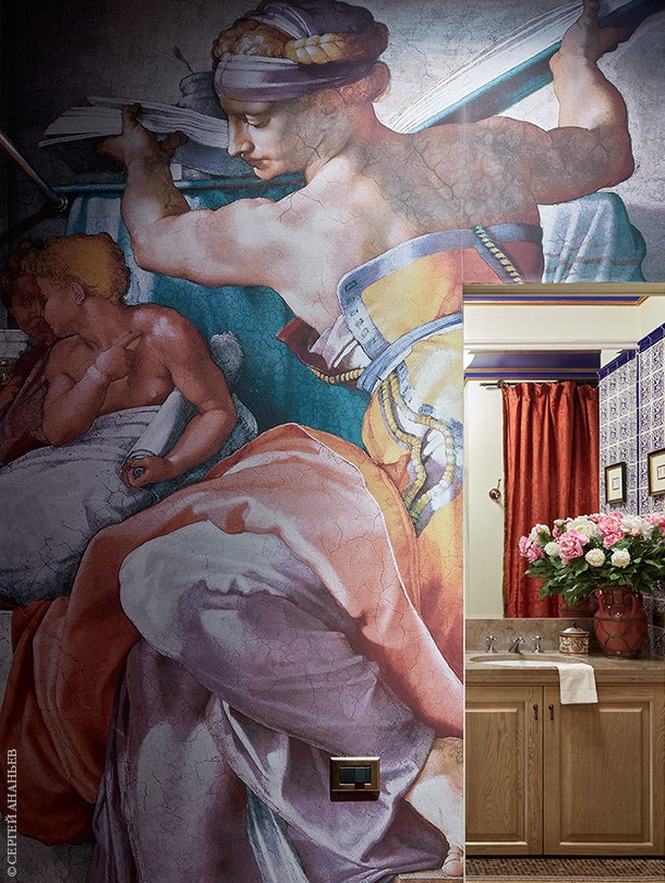 Коридор и дверь в ванную украшает копия фрески с изображением сивиллы работы Микеланджело из Сикстинской капеллы. Работа...