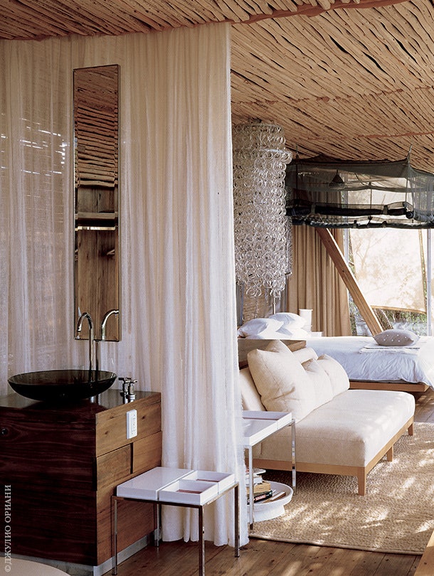 Номер отеля Singita Lebombo Lodge — современный лофт с тростниковой крышей.