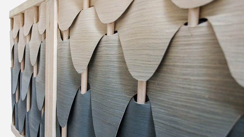 Тумба Alato вдохновленная птичьими перьями с дверцами из переплетенных листов шпона | Admagazine