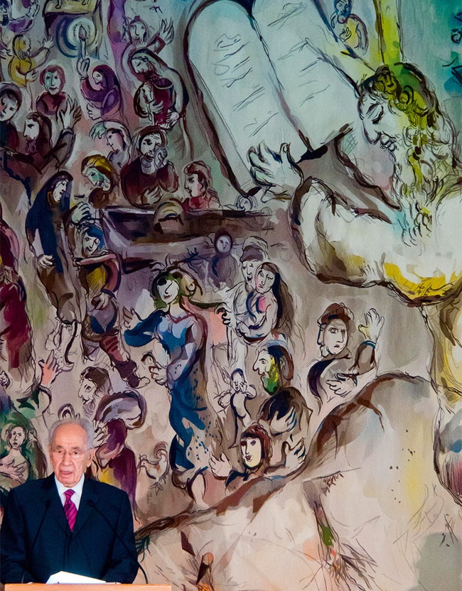 Зал украшенный работами Марка Шагала служит для официальных церемоний.