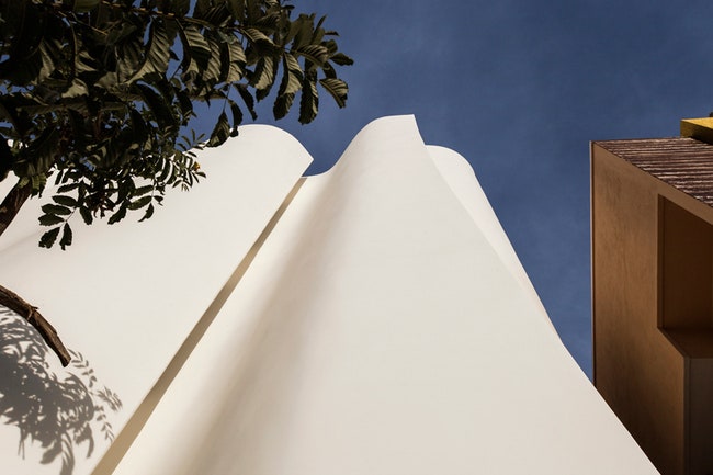 Центр диализа в Бангалоре в Индии с волнообразным фасадом белого цвета | Admagazine