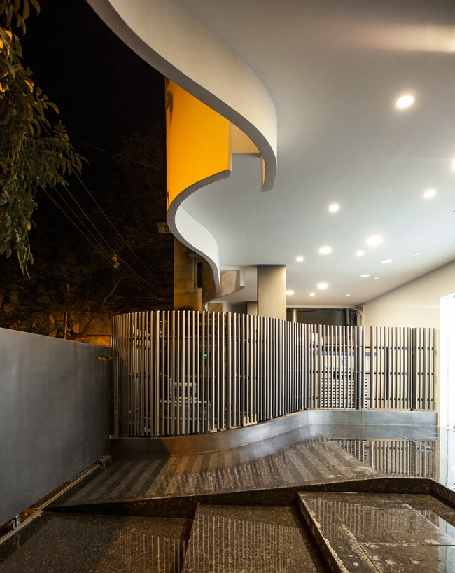 Центр диализа в Бангалоре в Индии с волнообразным фасадом белого цвета | Admagazine