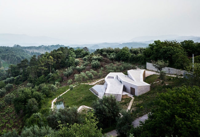 Дом в Португалии в нескольких уровнях повторяющий природный рельеф от студии Camarim | Admagazine