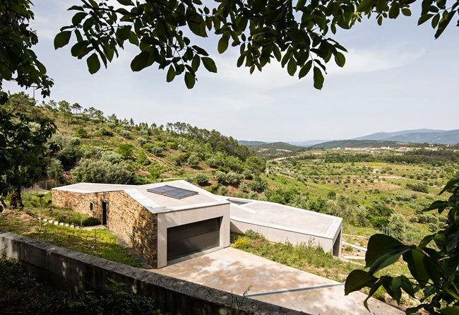 Дом в Португалии в нескольких уровнях повторяющий природный рельеф от студии Camarim | Admagazine