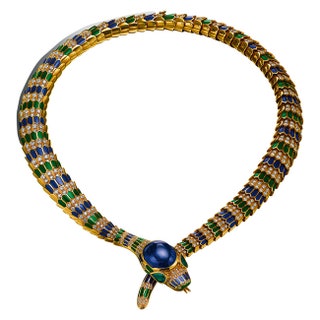 Ожерелье Serpenti из золота эмали сапфиров изумрудов и бриллиантов 1969 год.