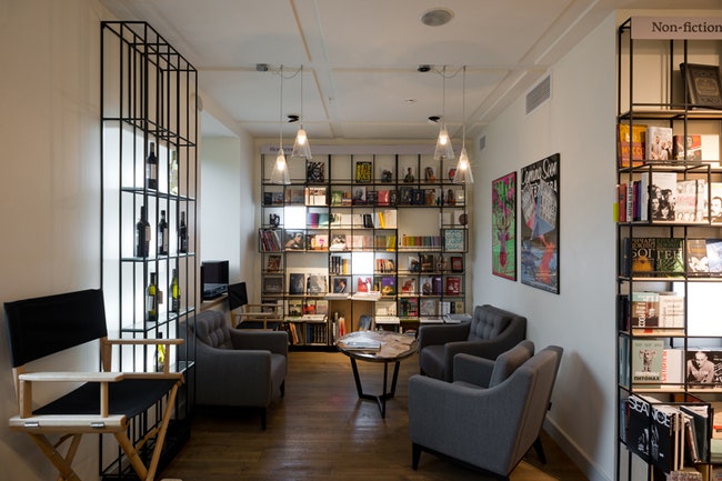 Книжный магазин Pioner Bookstore в Москве на Кутузовском проспекте фото интерьеров | Admagazine