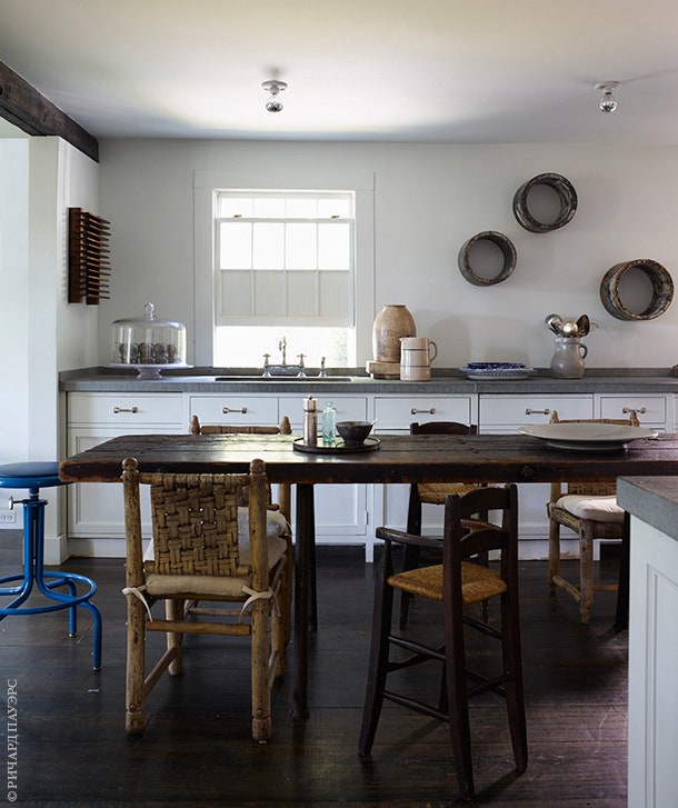 Вид кухни. Кухонная мебель Huniford Collection. Вокруг стола изготовленного из старого дерева по эскизу хозяина...