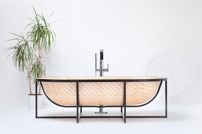 Плетеная ванна Otaku из тонких полос шпона от израильского дизайнера Таля Энгеля | Admagazine