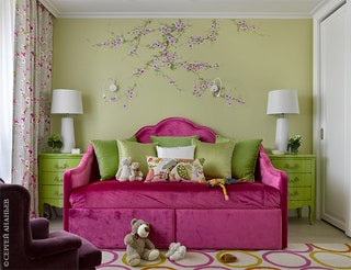 Встроенная мебель и кровать в детской комнате девочки выполнены по эскизам автора. Роспись на стене выполнена художницей...