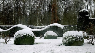 Многие посетители шато убеждены что зимой под снегом топиарная зелень в саду выглядит эффектнее чем летом.