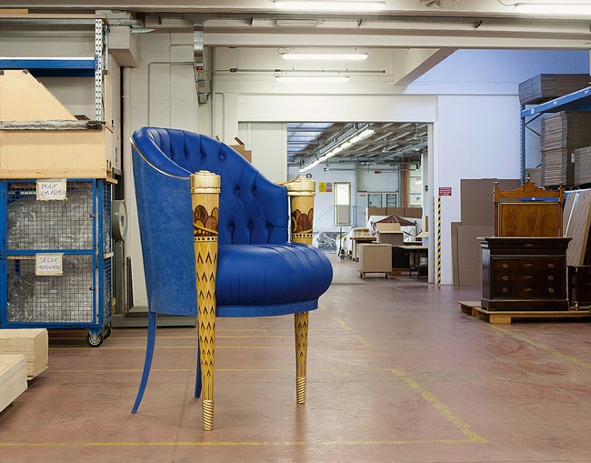 Гигантских размеров кресло по дизайну Карло Рампацци. Изначально оно было обито шелком но так как желающих посидеть в...