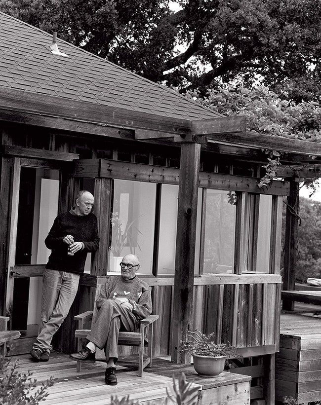Филип Джонсон и Дэвид Уитни на террасе своего дома в КапРок штат Калифорния. Фото 2002 года.