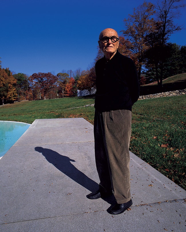 Филип Джонсон в своем парке в НьюКанаане. Фото 1999 года.