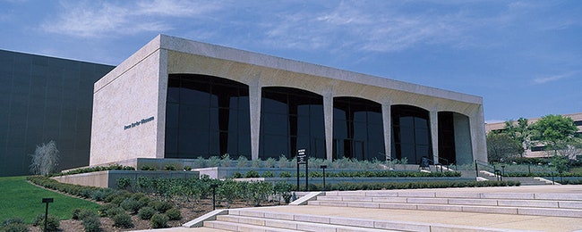 Музей Amon Carter в Форте Уорт  Джонсон построил в 1961 году а в 2001м сам же его реконструировал.