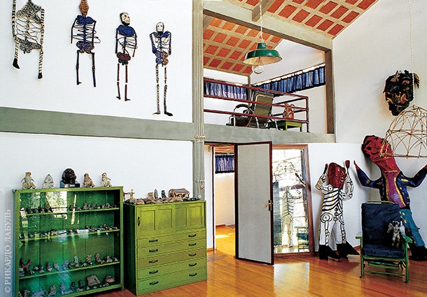 Двусветная мастерская Риверы. По всей комнате расставлены его скульптуры — скелеты и “Иуды”.