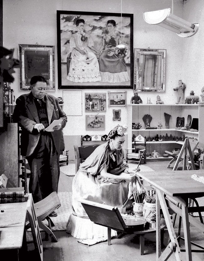 Снимок 1945 года Диего и Фрида в ее мастерской. На стене — автопортрет “Две Фриды” .