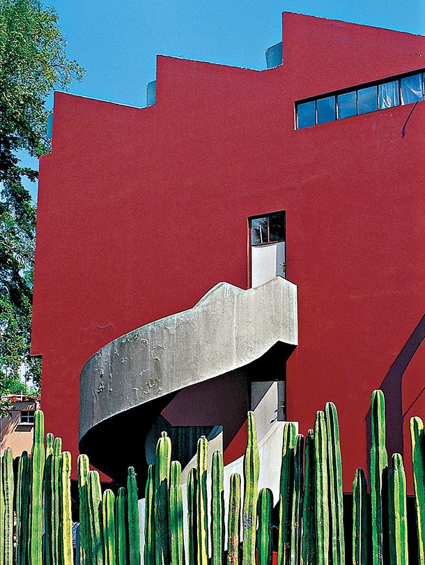 Зубцы на крыше кирпичнокрасного дома Диего Риверы призваны были отразить его увлечение пролетарской эстетикой.