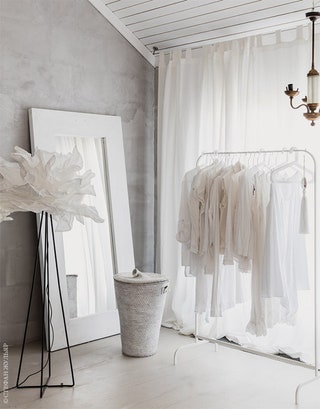 Фрагмент спальни. “Красивую одежду не надо прятать в платяной шкаф” — считает Анна Эрман.